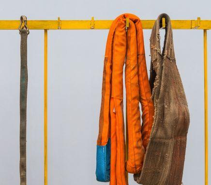 Hebe­band oder Rundschlinge: Was ist der Unterschied und wann wählt man welche?