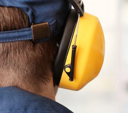 Gehörschutz Pflicht: ab wie viel dB gilt was am Arbeitsplatz?